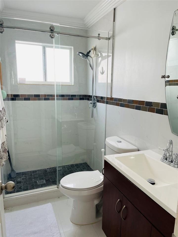 4511 Nw 23rd St - Photo 3 of 6