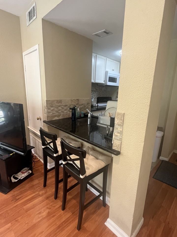 712 W 21st St #201 - Photo 3 of 14