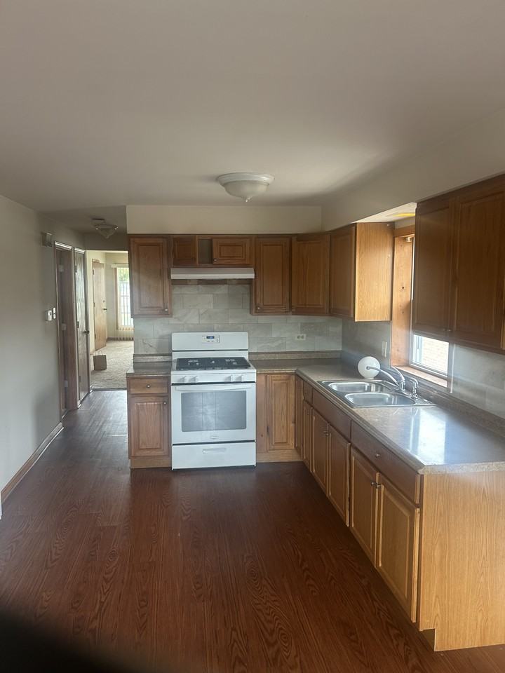7012 W 87th St #3 - Photo 3 of 13
