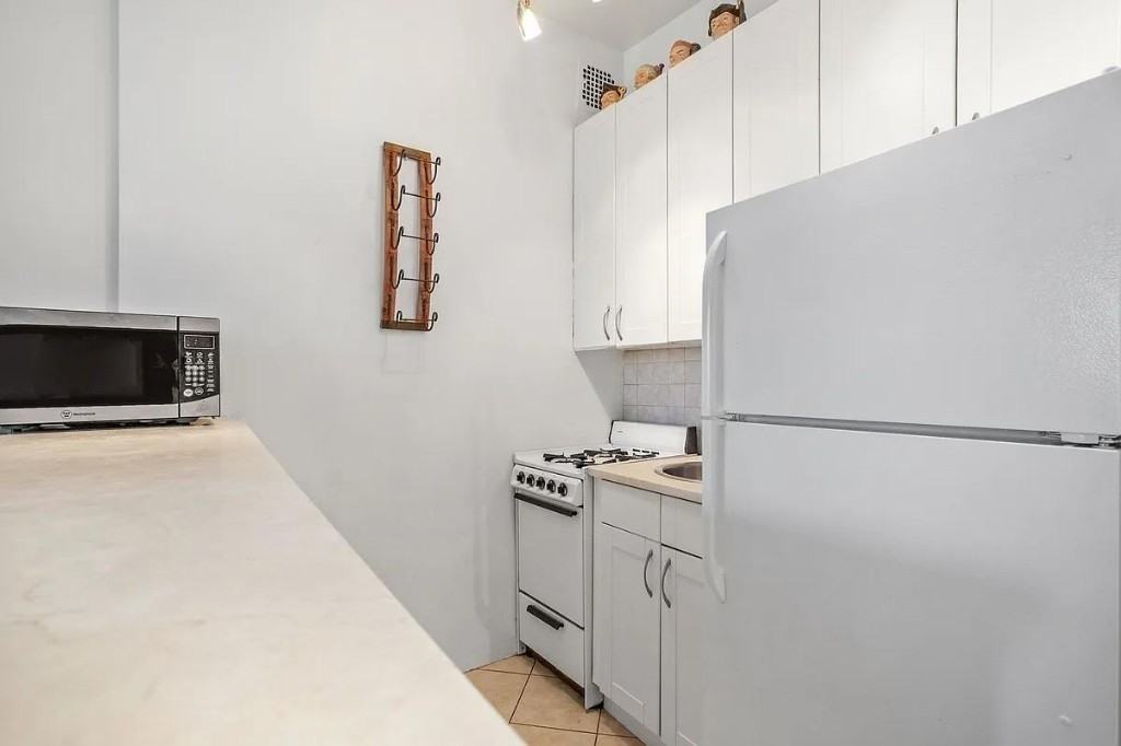 E 88th St #3R - Photo 3 of 6
