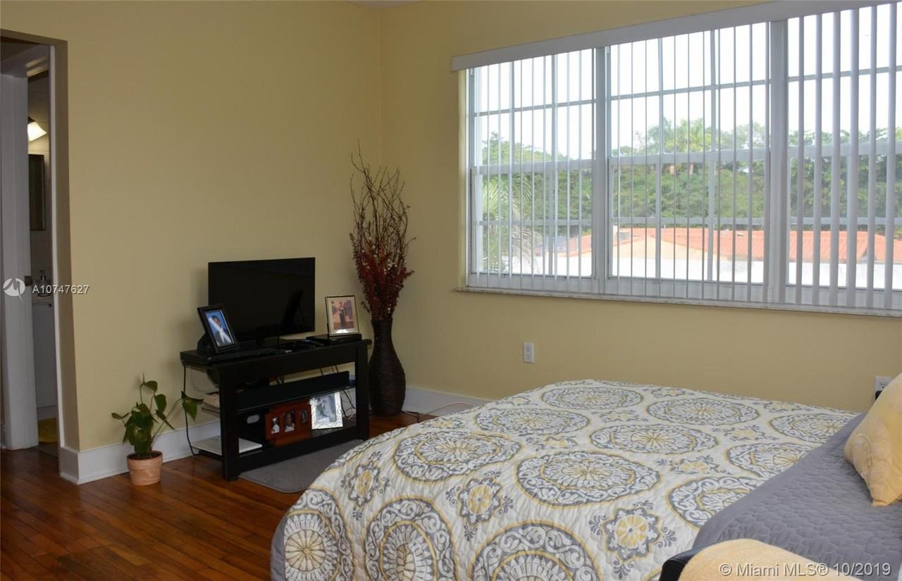 11520 Northeast 6th Avenue #5 - Photo 7 of 12