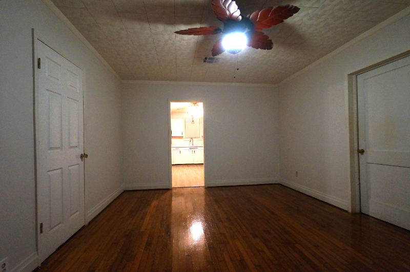 1438 Parkview Dr - Photo 2 of 10