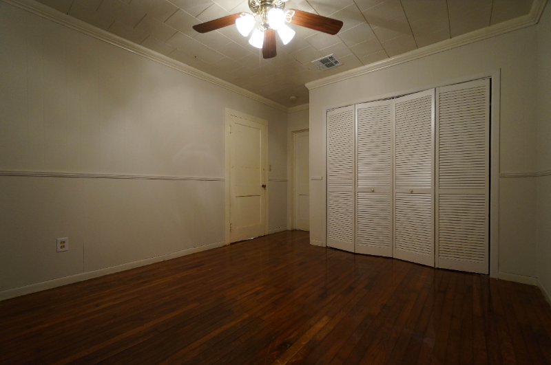 1438 Parkview Dr - Photo 3 of 10