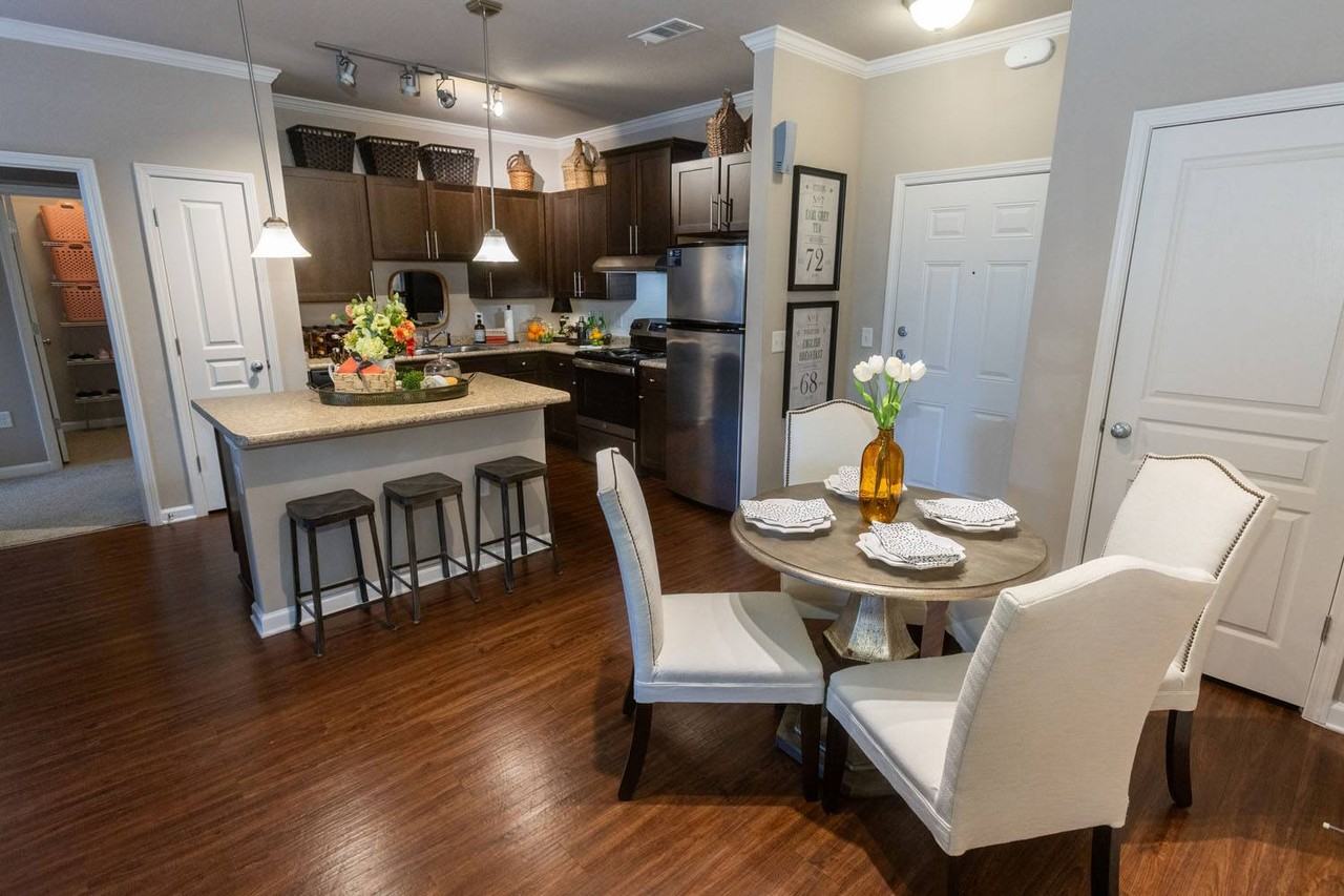 Walton Woodstock - Photo 4 of 50