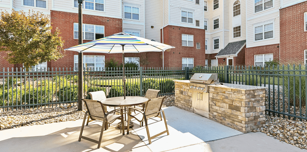 University Courtyard Athens Student - Photo 6 of 18