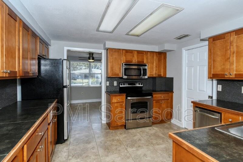 2425 Bispham Rd - Photo 2 of 31