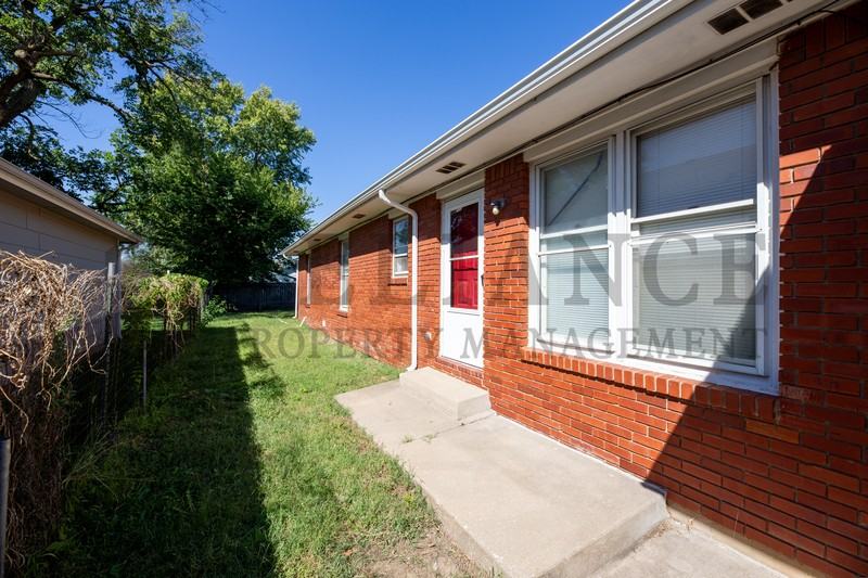 1513 S Edwards Ave - Photo 2 of 17