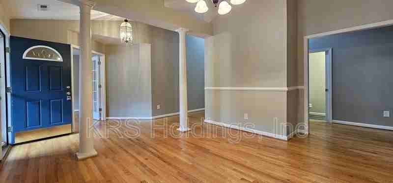 215 Bayberry Ln - Photo 5 of 33