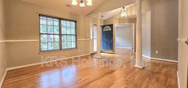 215 Bayberry Ln - Photo 6 of 33