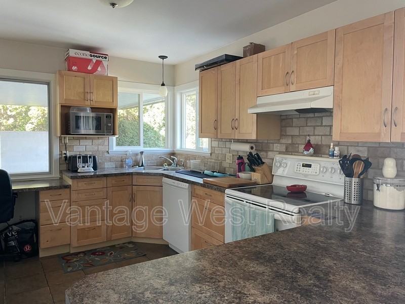 1291 - Photo 3 of 32