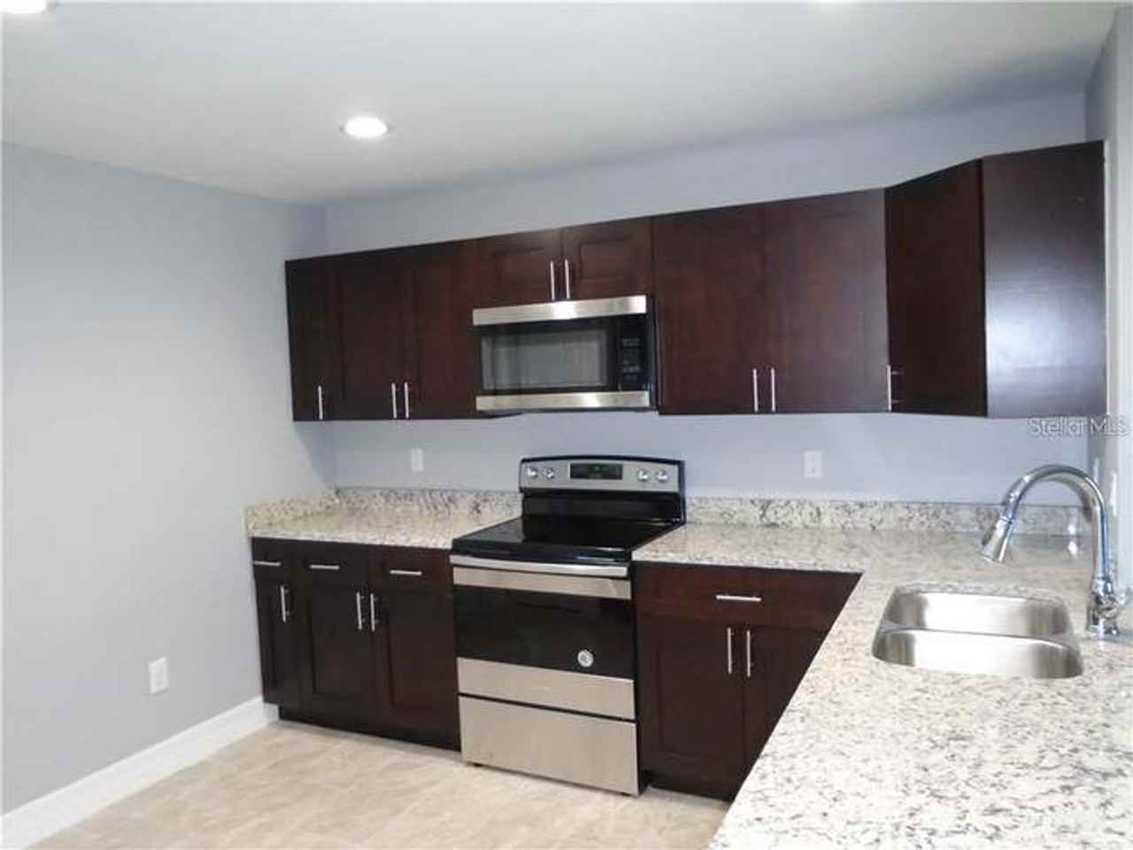 8535 Agate St - Photo 3 of 10