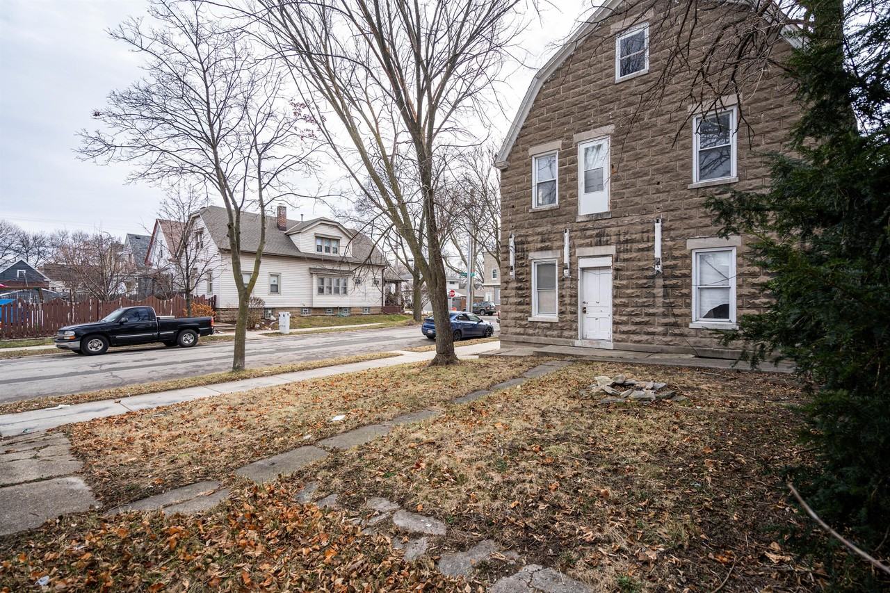 1500 W Dakota St #4 - Photo 2 of 16