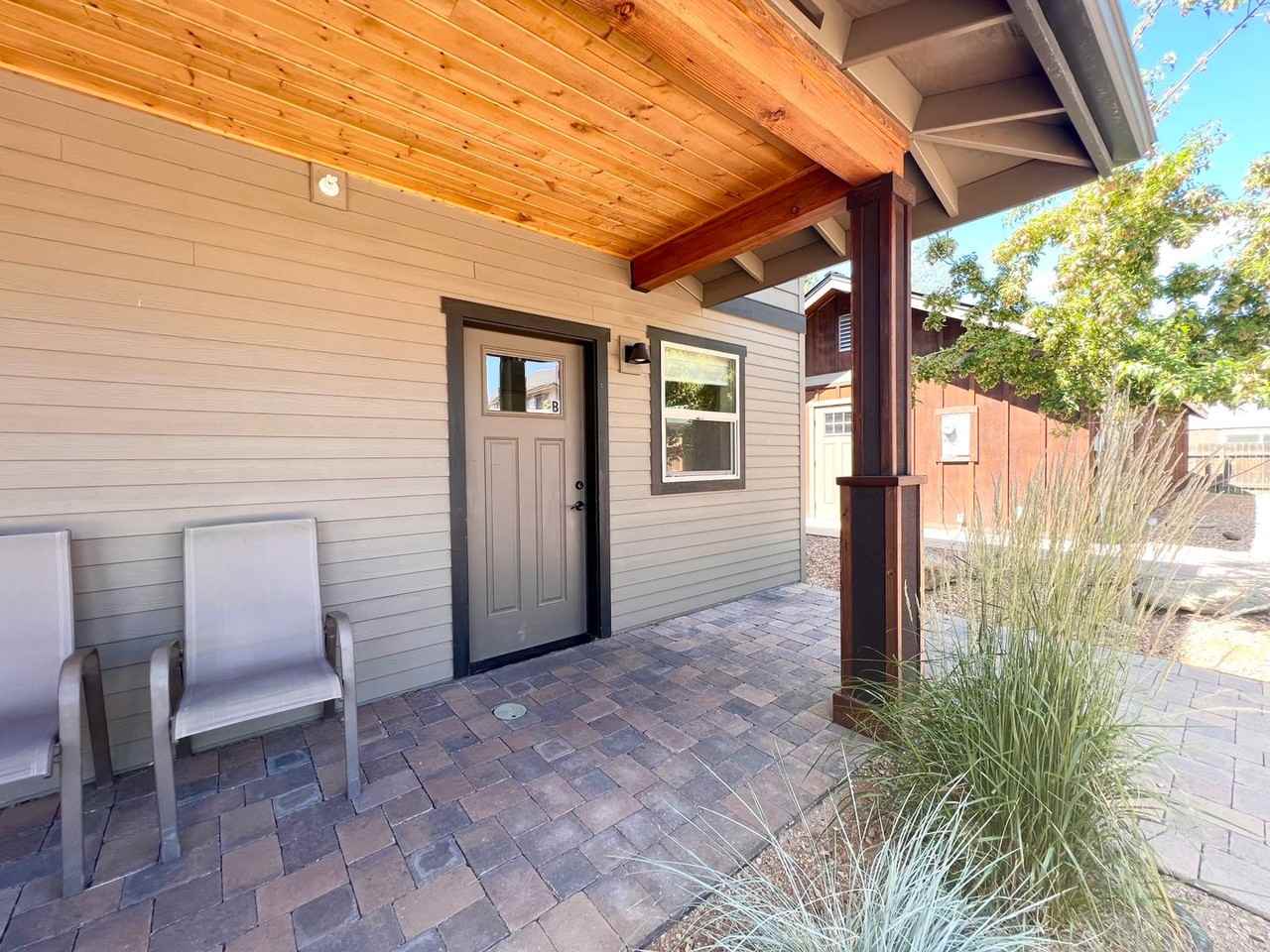 1/1 Apartment in the heart of Sisters, OR! - Photo 2 of 12