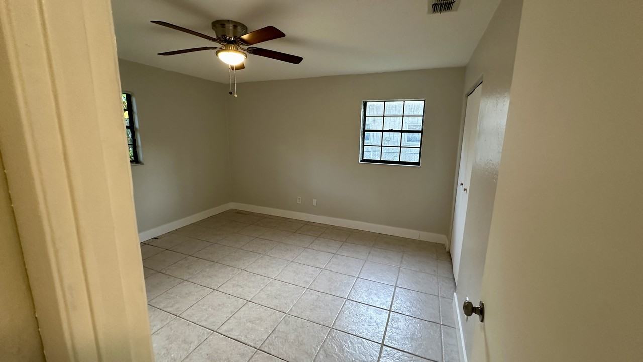 907 Royal Oak Ct - Photo 7 of 16