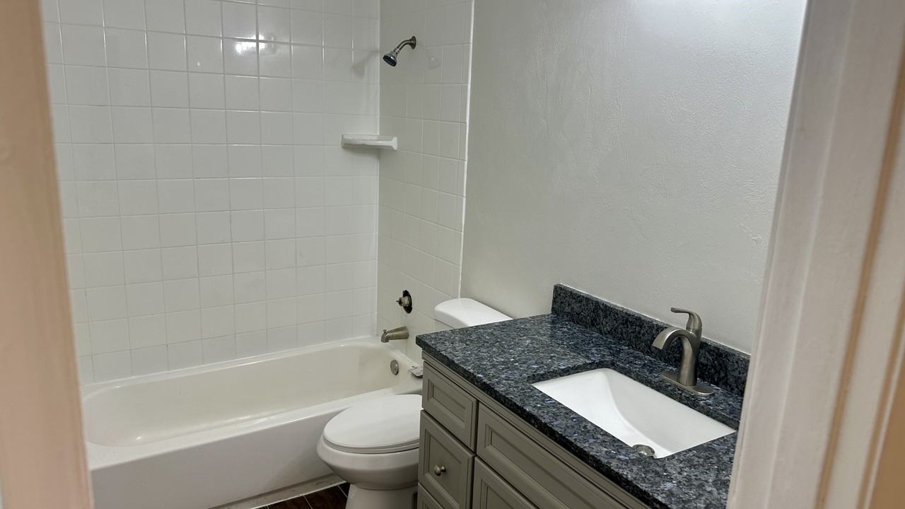 907 Royal Oak Ct - Photo 7 of 18