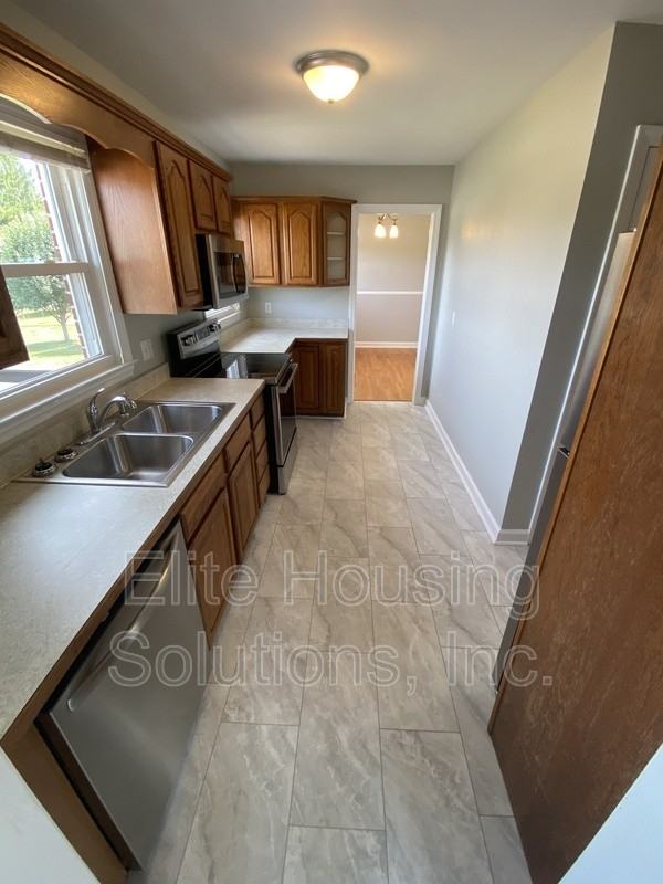 890 N 10th St - Photo 3 of 23