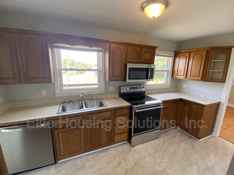 890 N 10th St - Photo 4 of 23