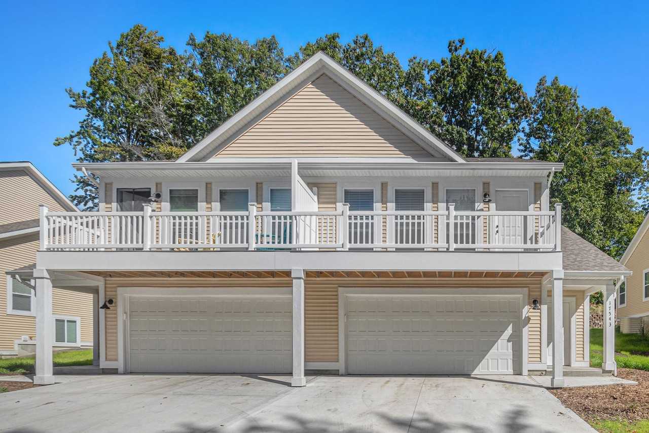 17543 Beechwood Ln - Photo 4 of 47