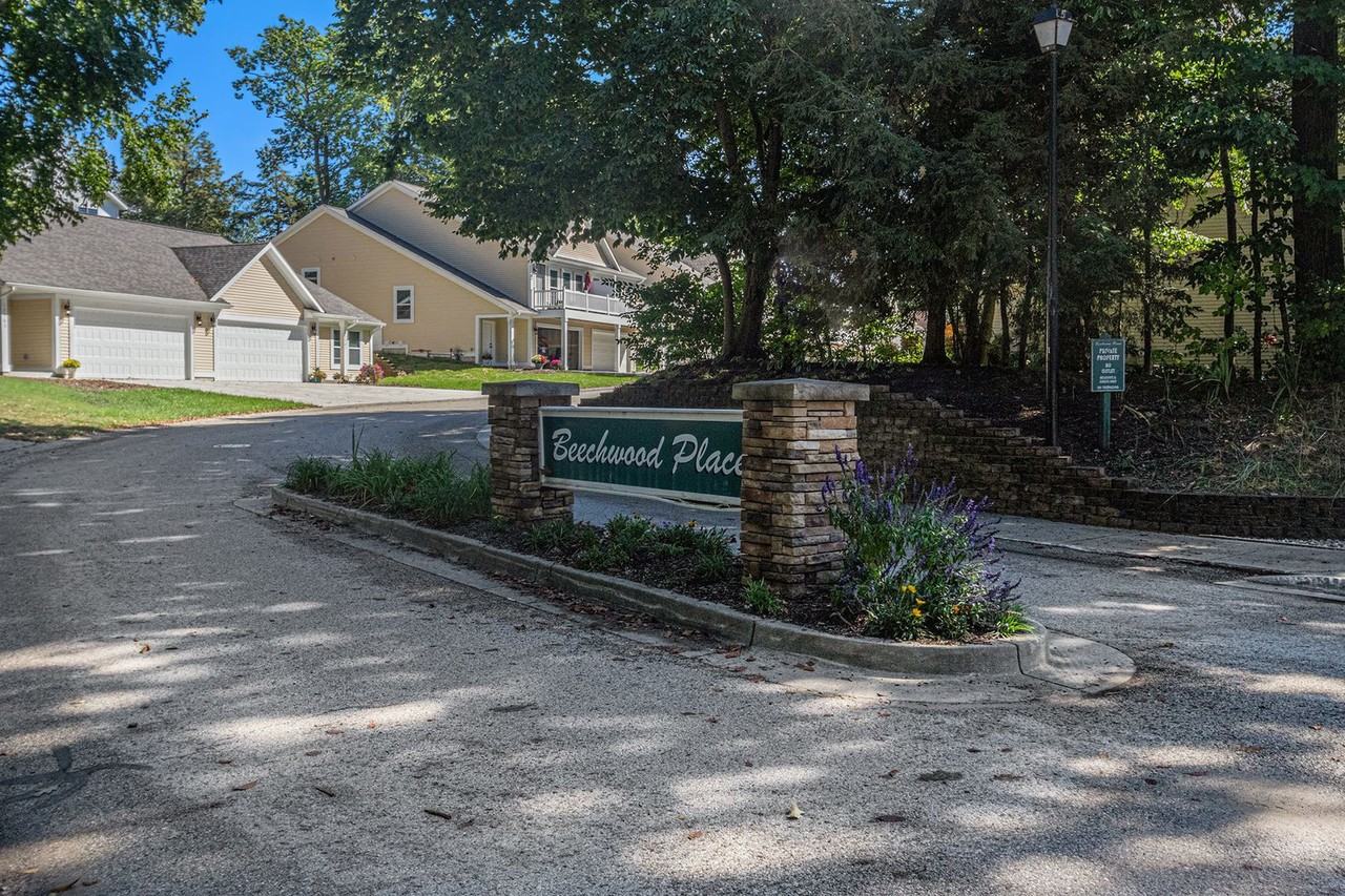 17543 Beechwood Ln - Photo 2 of 47