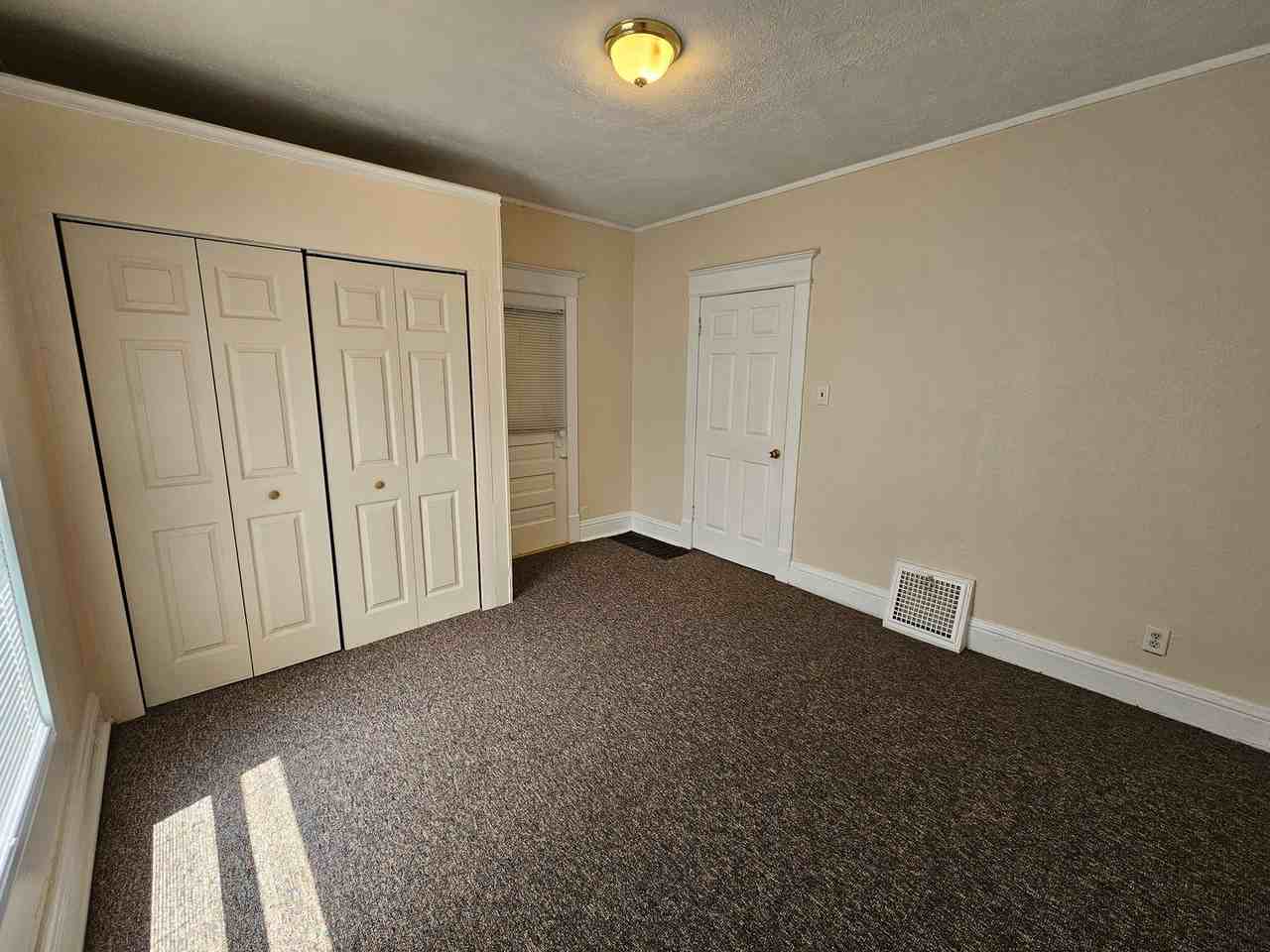 519 Howard St - Photo 4 of 27