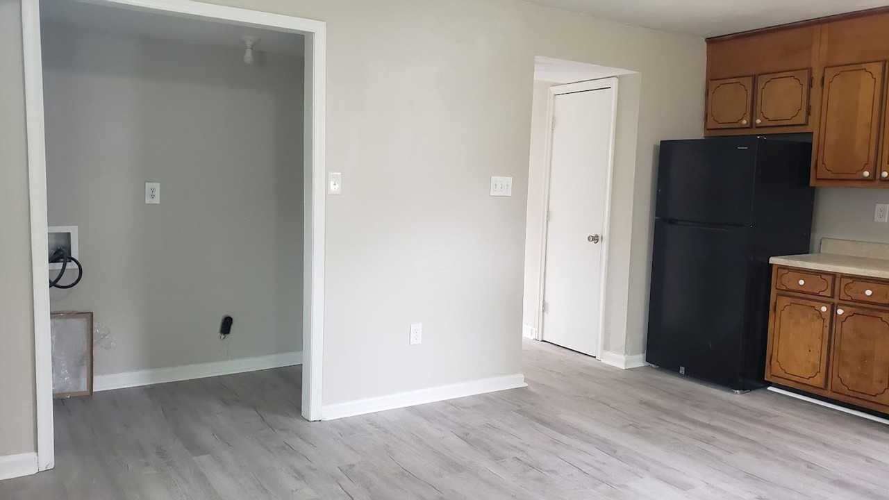 739 27th St - Photo 3 of 10