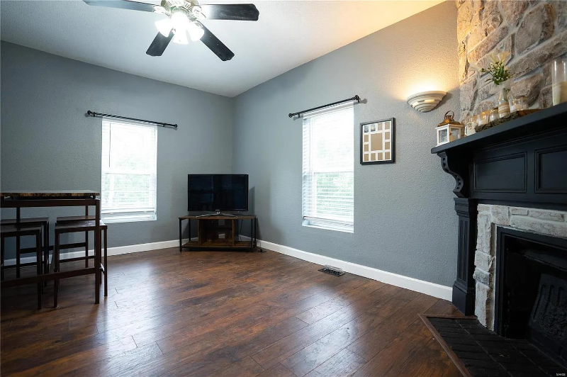 1023 Vine St - Photo 3 of 14