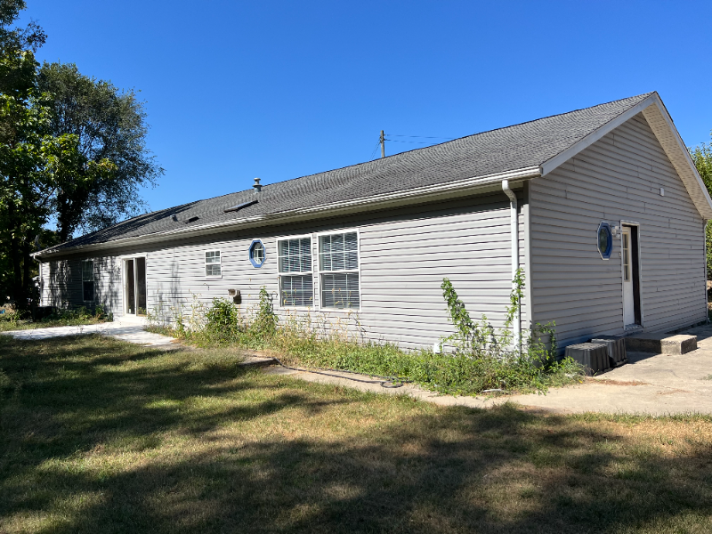 420 Decker St - Photo 3 of 20