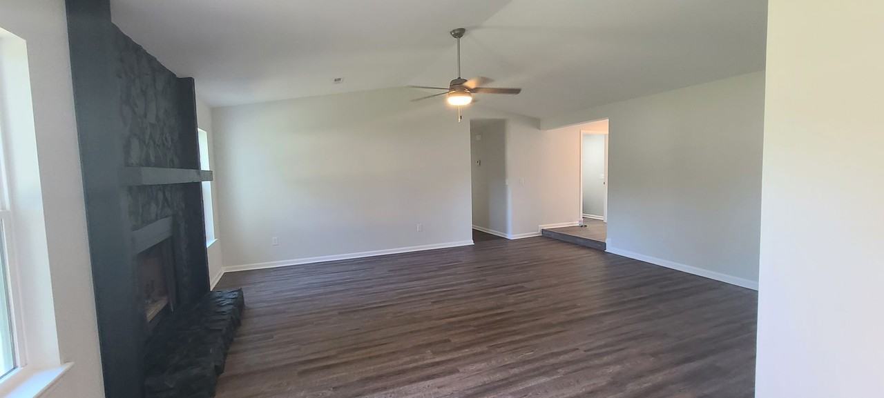 104 Coachman Ln - Photo 2 of 11