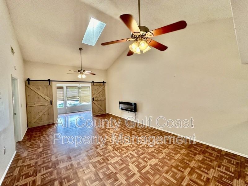 411 40th Ct W - Photo 3 of 11