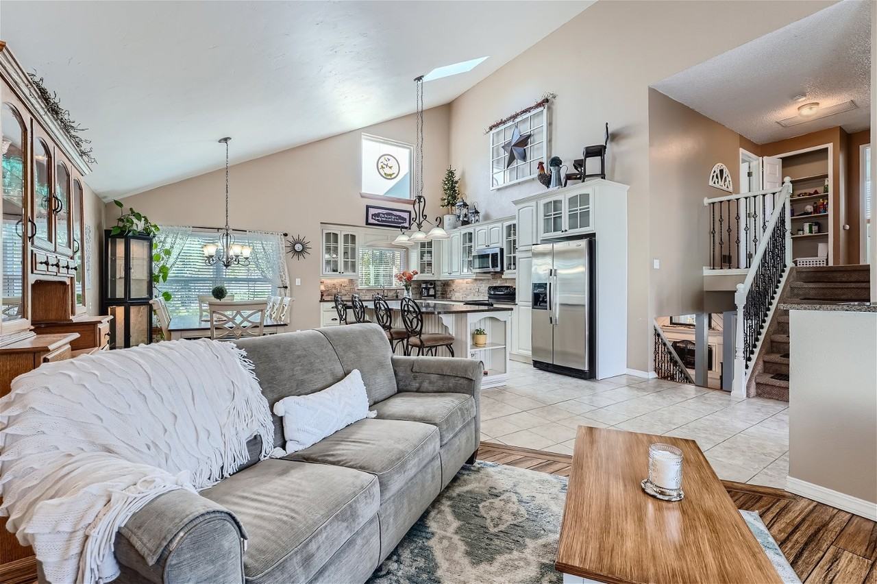 621 621 Devinney Ct. #NA - Photo 3 of 19