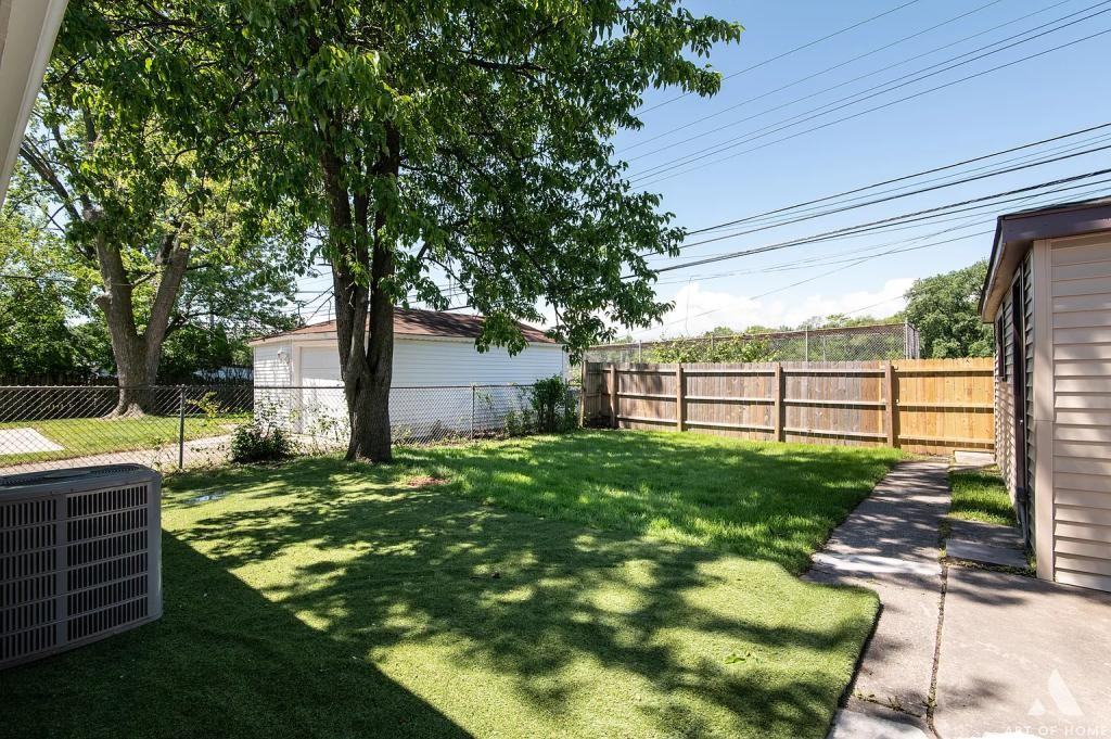 1486 Burnham Ave - Photo 5 of 24