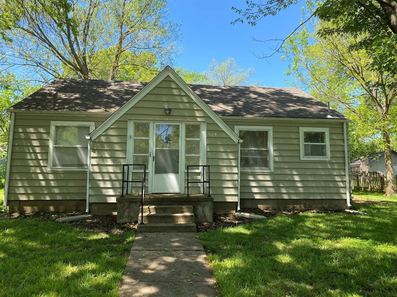 614 S Oak St - Photo 2 of 12