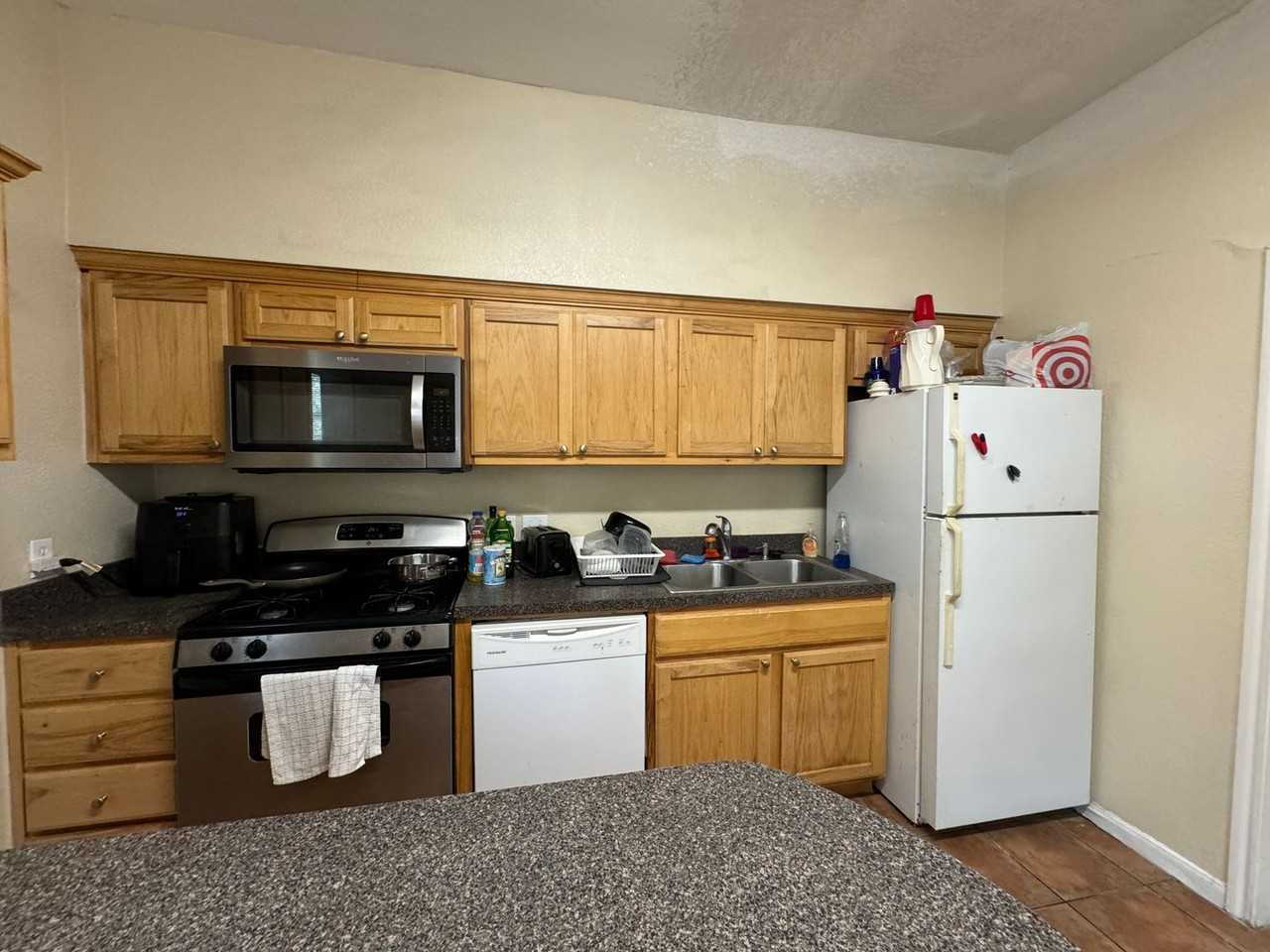 3410 Speedway - Photo 4 of 26