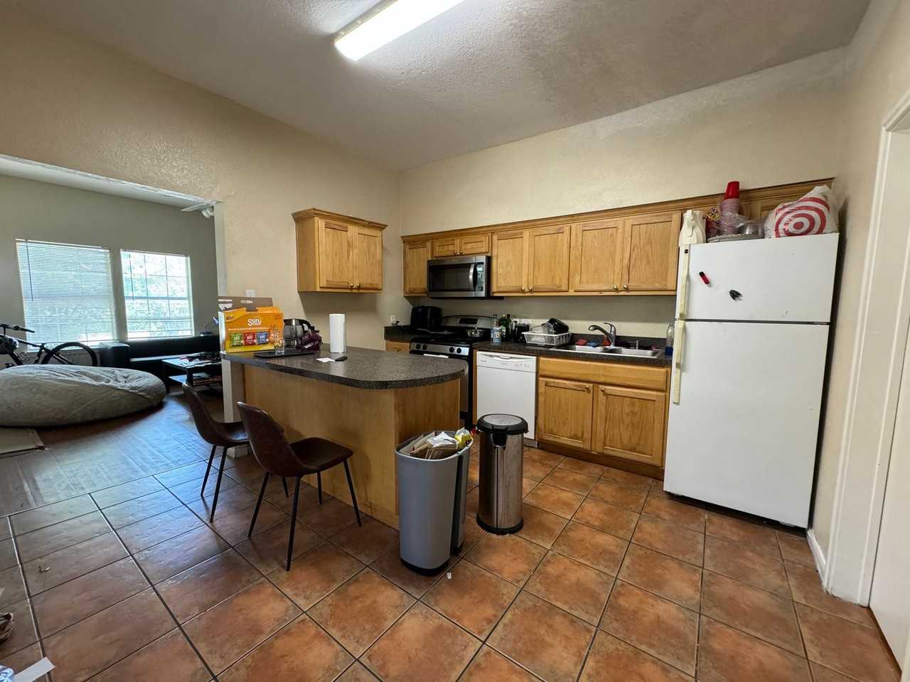 3410 Speedway - Photo 7 of 26