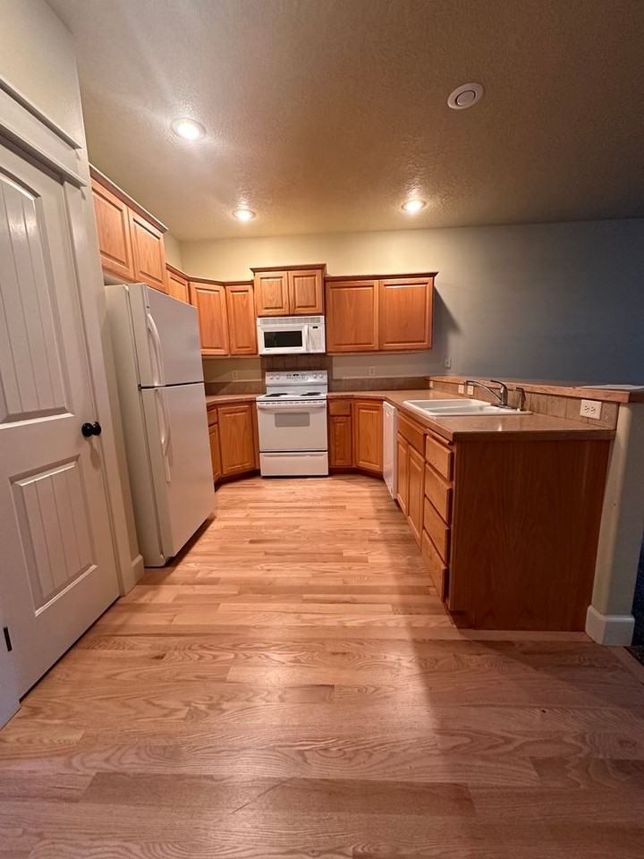 2115 S Dorothy Ave - Photo 6 of 31