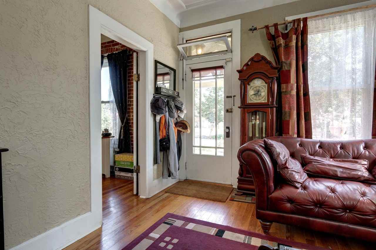 2429 Hooker St - Photo 6 of 38