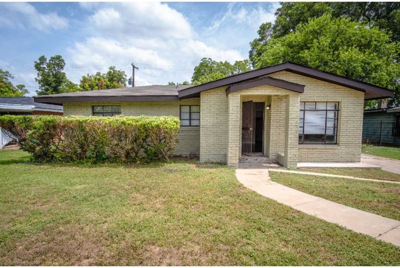 406 Como St - Photo 2 of 17