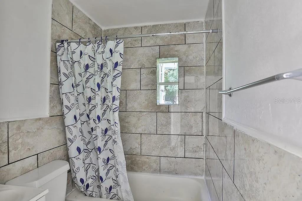 La Salle St - Photo 2 of 7