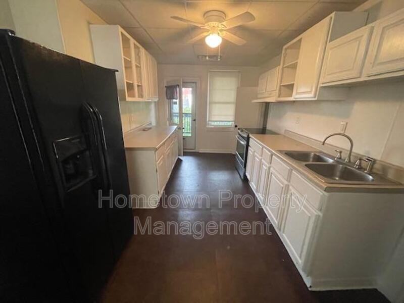 406 N Front St - Photo 3 of 10