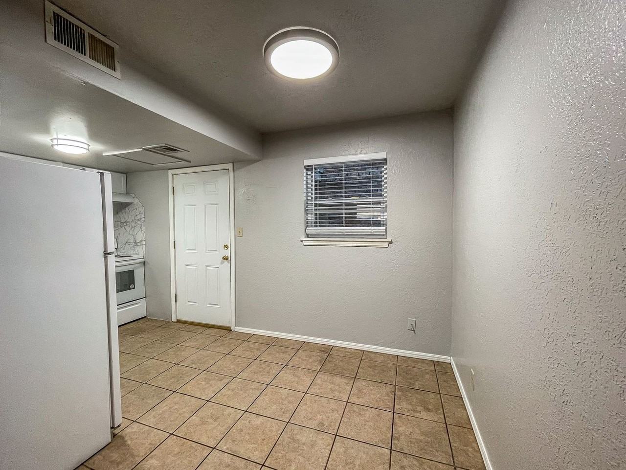 301 W. Davis - Photo 2 of 22