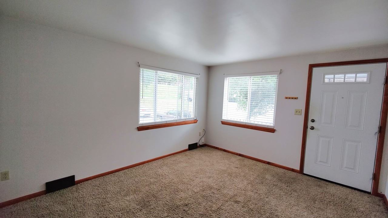 10 Pointview Rd #B - Photo 3 of 15