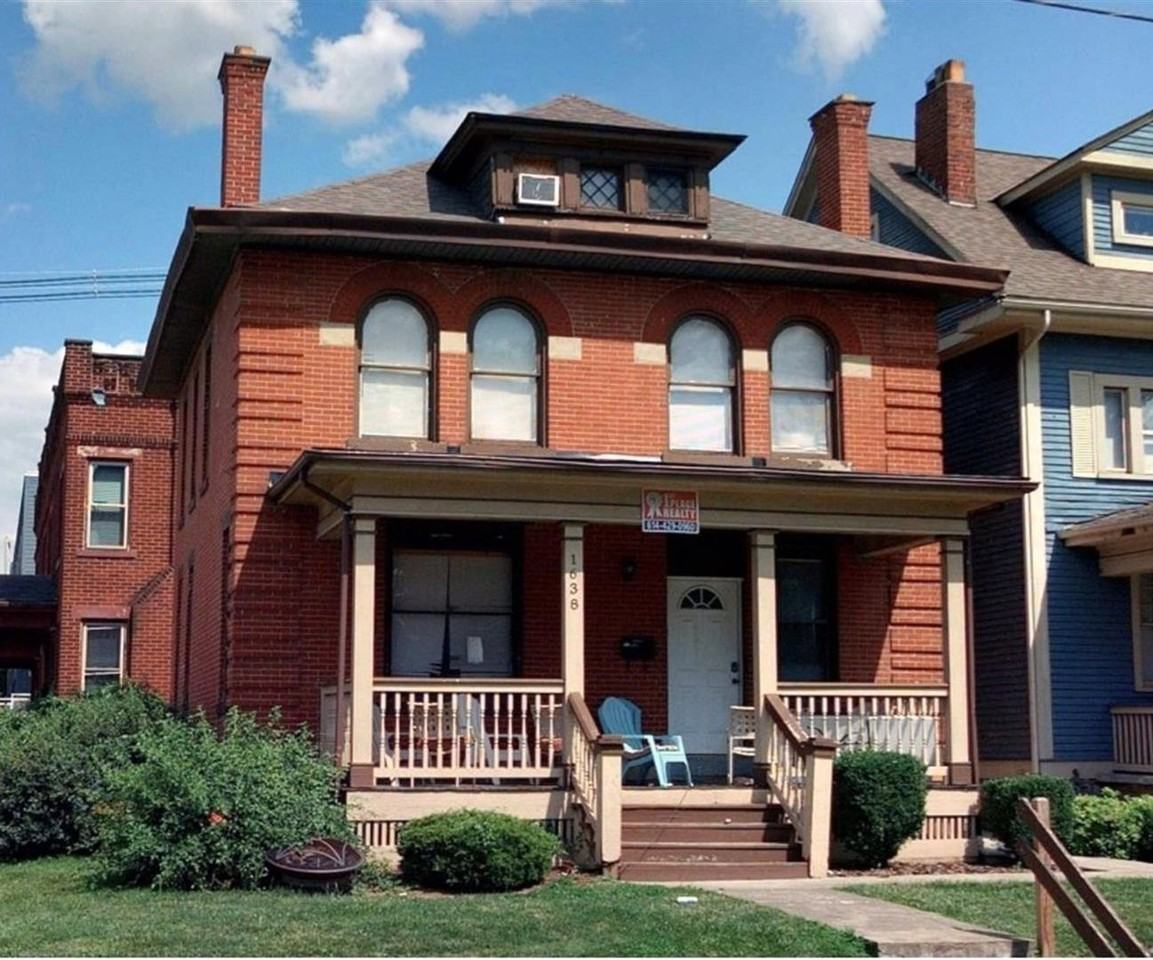 1638 Summit St - Photo 2 of 12