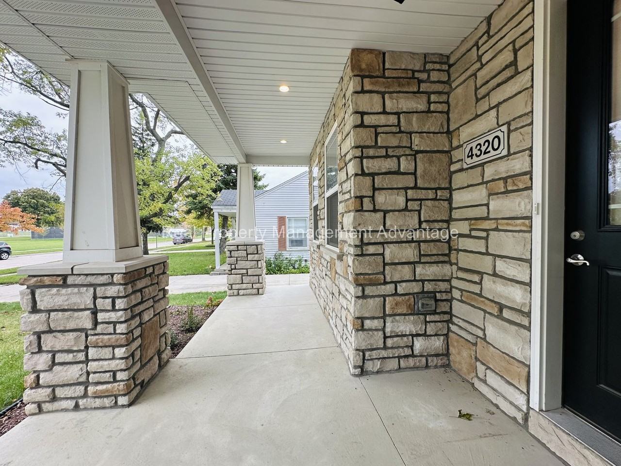 4320 Mandalay Ave - Photo 4 of 36