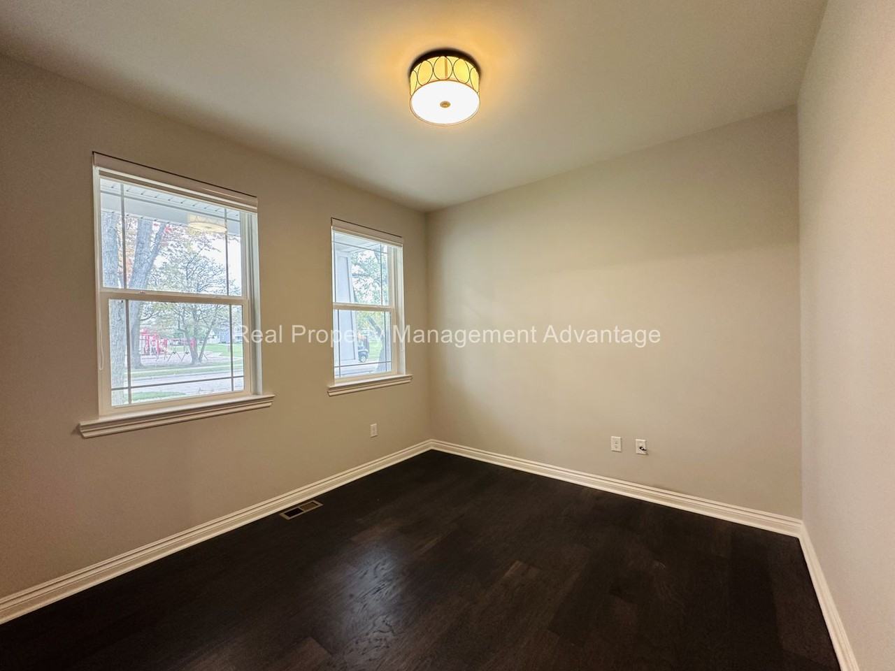 4320 Mandalay Ave - Photo 5 of 36