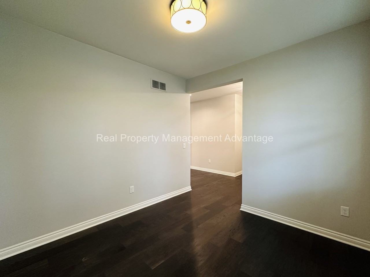 4320 Mandalay Ave - Photo 6 of 36