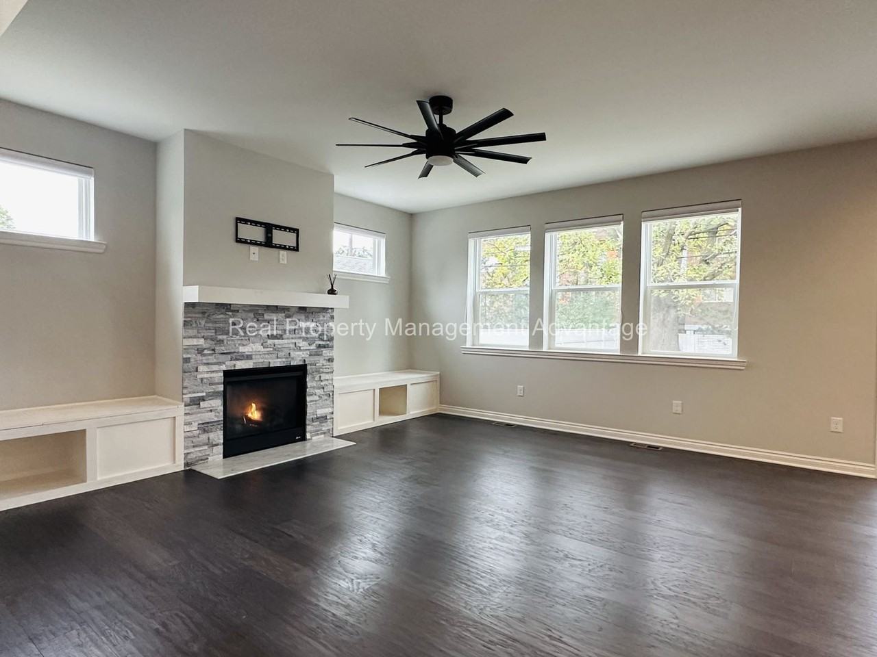 4320 Mandalay Ave - Photo 7 of 36