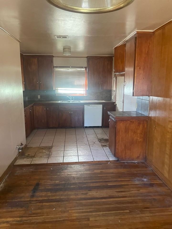 540 E 42nd St N - Photo 2 of 3