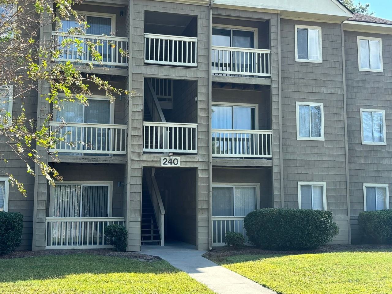 240 Myrtle Greens Dr Apt E - Photo 2 of 11