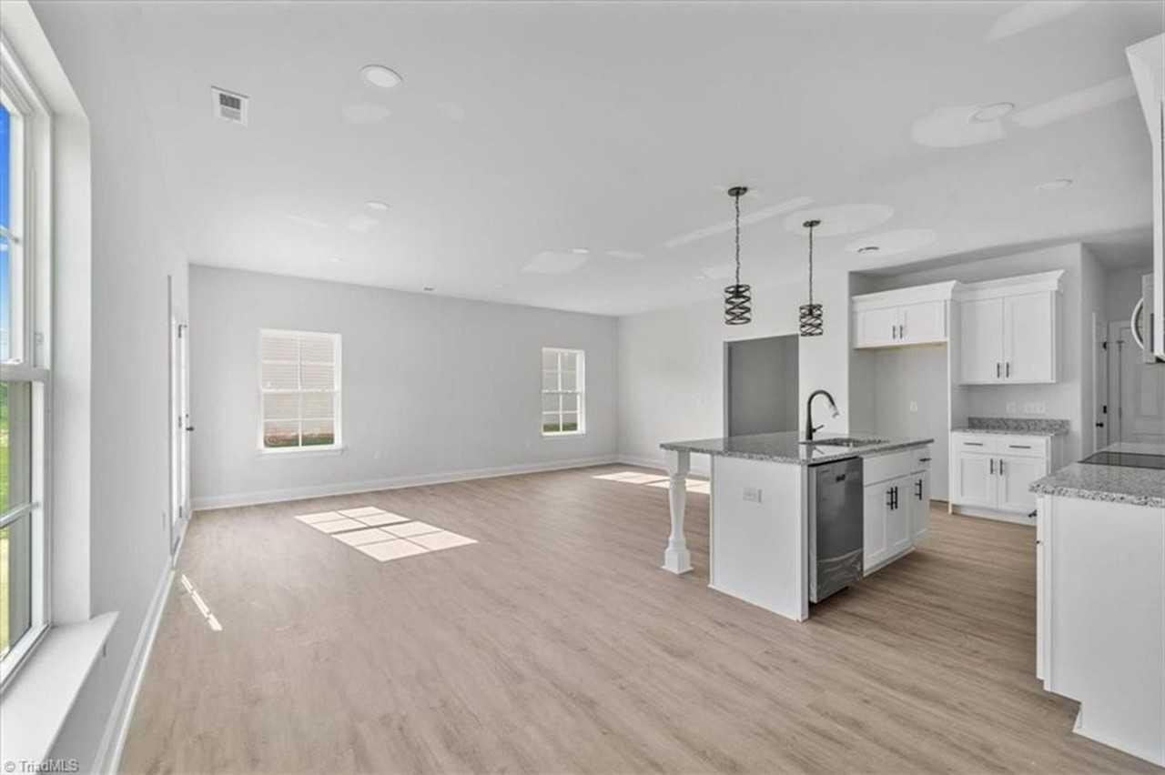 703 Deadmon Rd - Photo 6 of 21