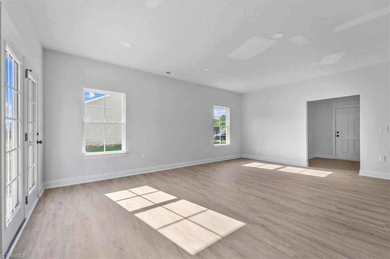 703 Deadmon Rd - Photo 7 of 21